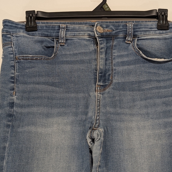 VERY USED AMERICAN EAGLE DISTRESSED LIGHT BLUE REGULAR JEAN SIZE 12 - Picture 2 of 7